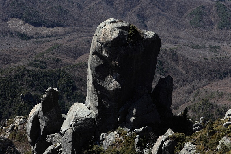 14.山頂からの大やすり岩