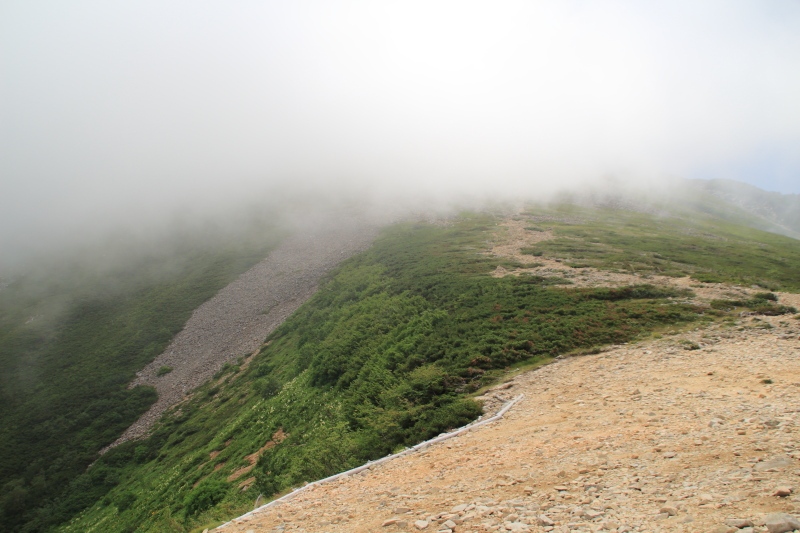 常念岳【登山編】ガスに覆われる山頂