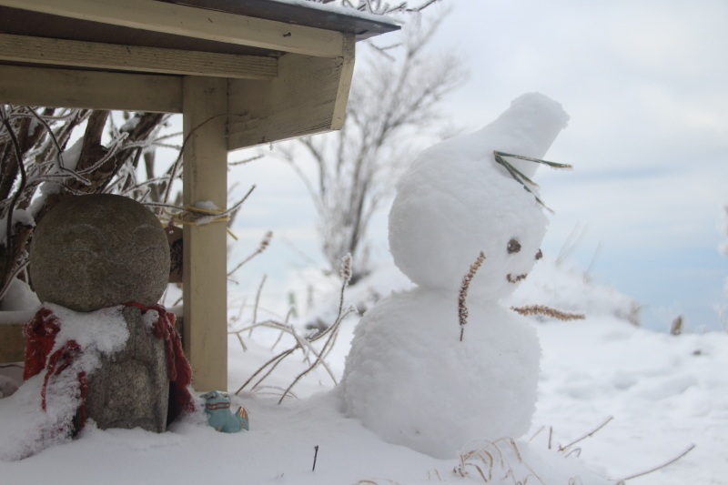 お地蔵さんと雪だるま