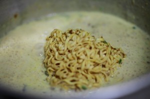 カレーヌードルホットサンド_工程1