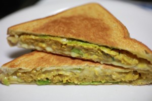 カレーヌードルホットサンド