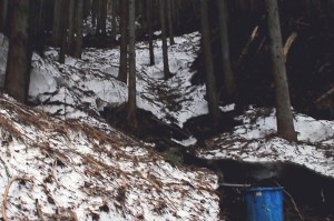 扇山-登山口_水場と残雪