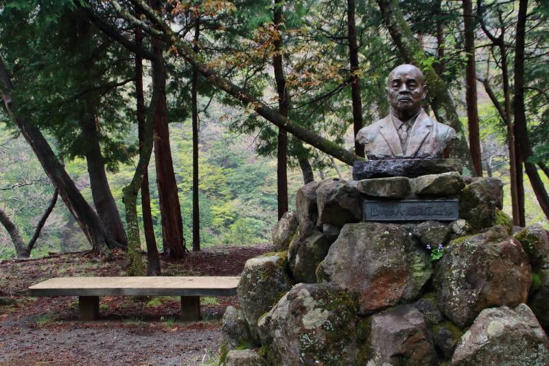 15.上秦野林道_山の恩人尾関広氏之象