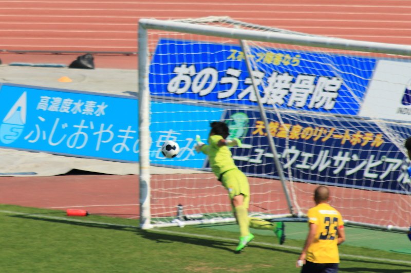 25.アスルクラロ沼津JFL第7節_キーパー横っ飛び!