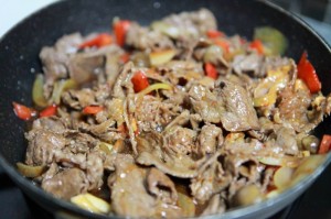 モスライス焼肉バーガー風ホットサンド【牛こまピリ辛版】_工程3
