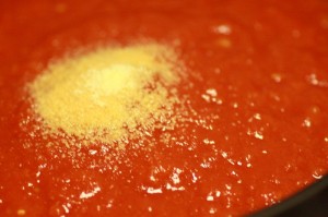 カニクリームパスタ_工程3(にんにくパウダー)