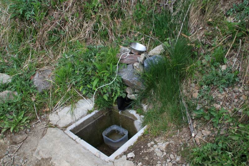 酉谷避難小屋_水場