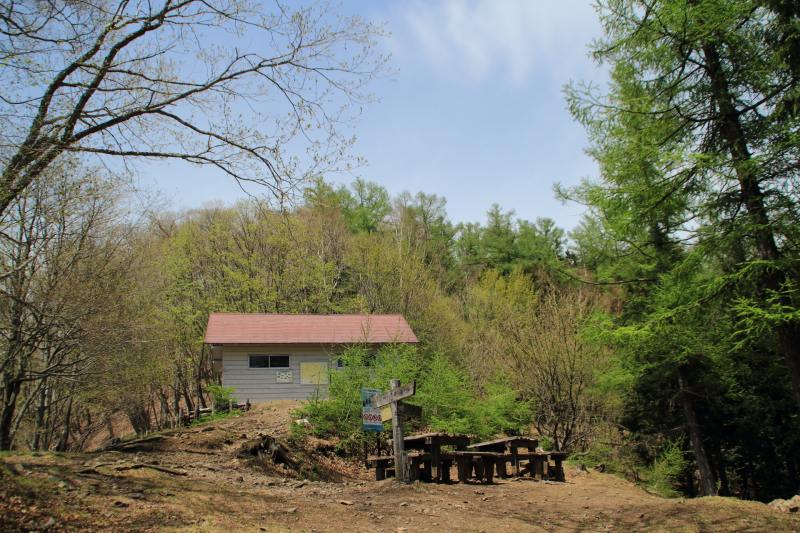 一杯水避難小屋遠景