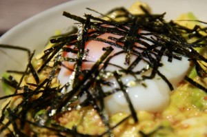 アボカドとモッツァレラの丼2