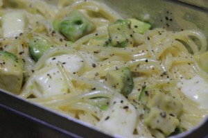 アボカドとモッツァレラのパスタ