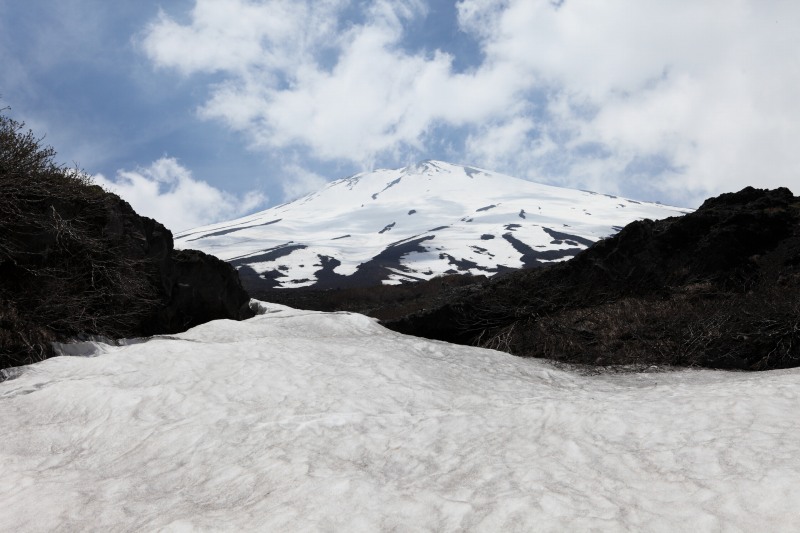 25.幻の滝_雪渓と富士山