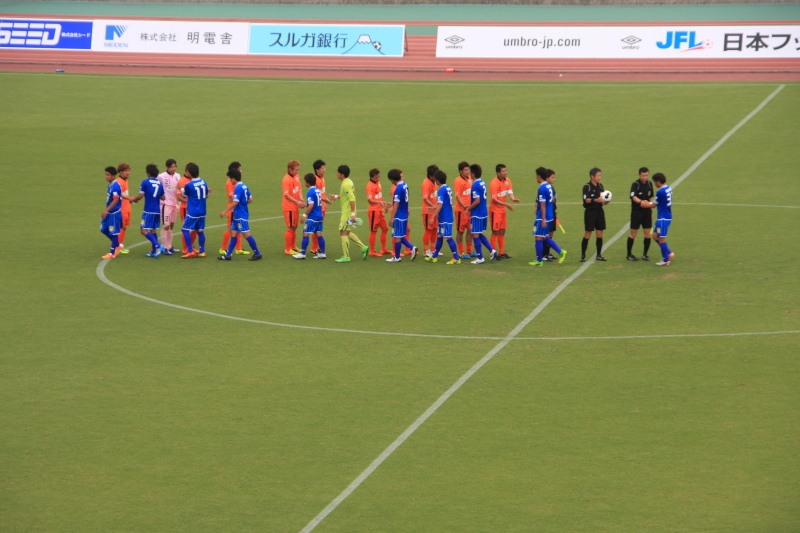 31.アスルクラロ沼津JFL第11節試合終了後の握手