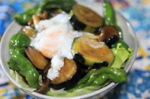 ナスとズッキーニとしし唐のピリ辛丼_工程7