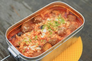 トマトソース煮込みのミートボールパスタ