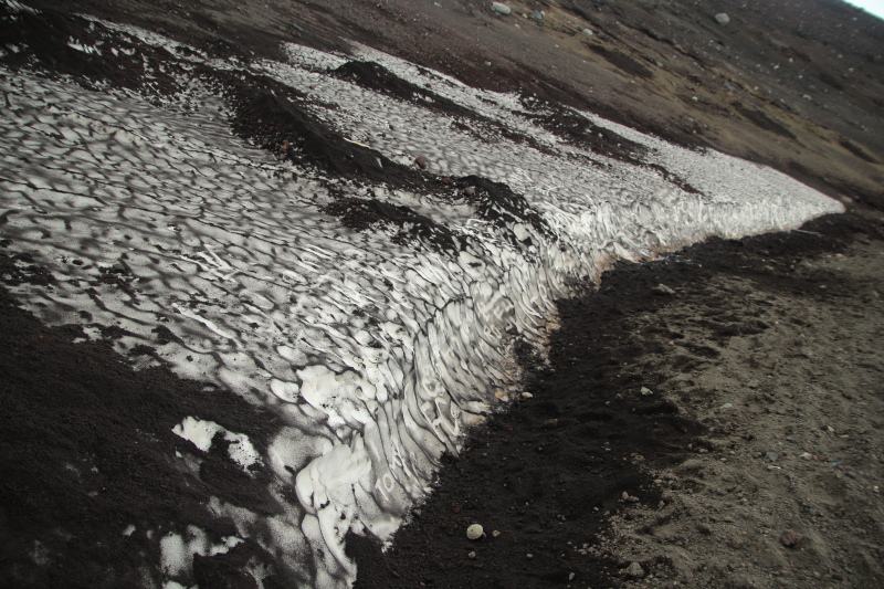 9.下山道の雪渓1