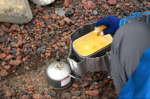 富士山頂で山パスタ_オリーブオイル投入