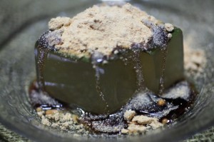 抹茶きな粉寒天黒蜜がけ