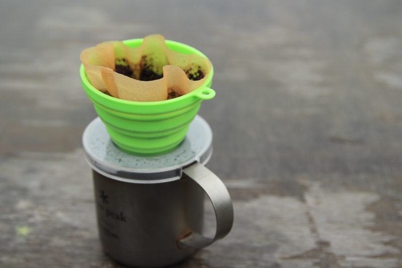 青年小屋のベンチでコーヒー