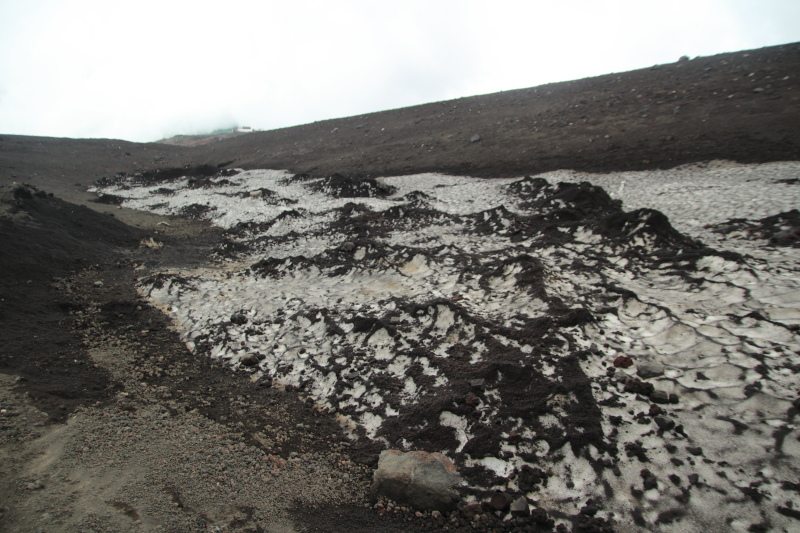 9.下山道の雪渓2