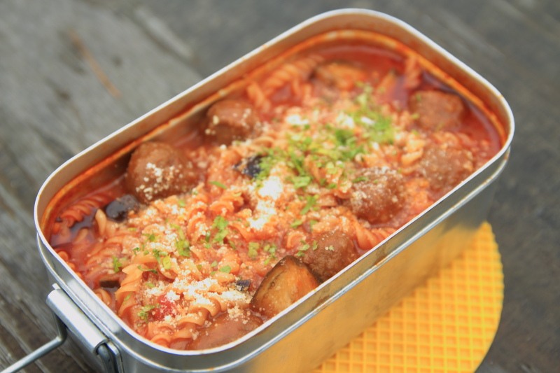 青年小屋のベンチでトマト煮込みのミートボールパスタ