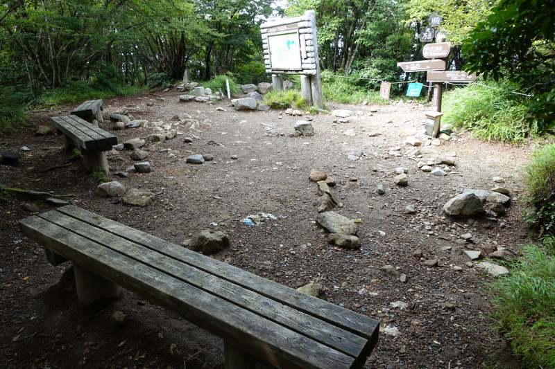 万三郎岳の山頂