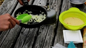 昼クスクス_玉ねぎを炒める