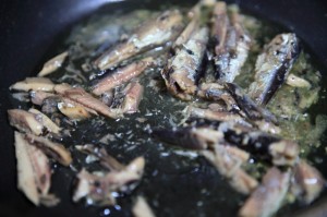 オイルサーディンとトマトのパスタ_工程3