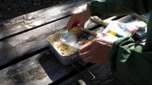 【メスティン山パスタ】ジャーマンポテト風パスタ_工程2