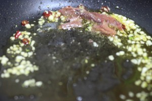 ドライトマトとアンチョビのペペロンチーノ_工程5