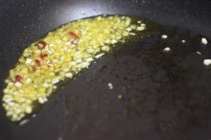ドライトマトとアンチョビのペペロンチーノ_工程4