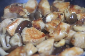 鶏胸肉ときのこのバター醤油炒め_工程3