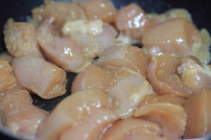 鶏胸肉ときのこのバター醤油炒め_工程1