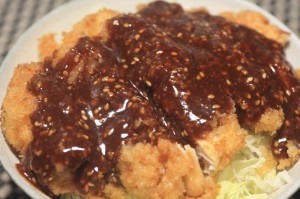 胸肉なのに柔らかサクサクのソースチキンカツ丼