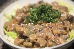 なすと挽き肉のトロトロ甘辛丼