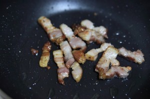 ベーコンとトマトのジェノベーゼ和え_工程2