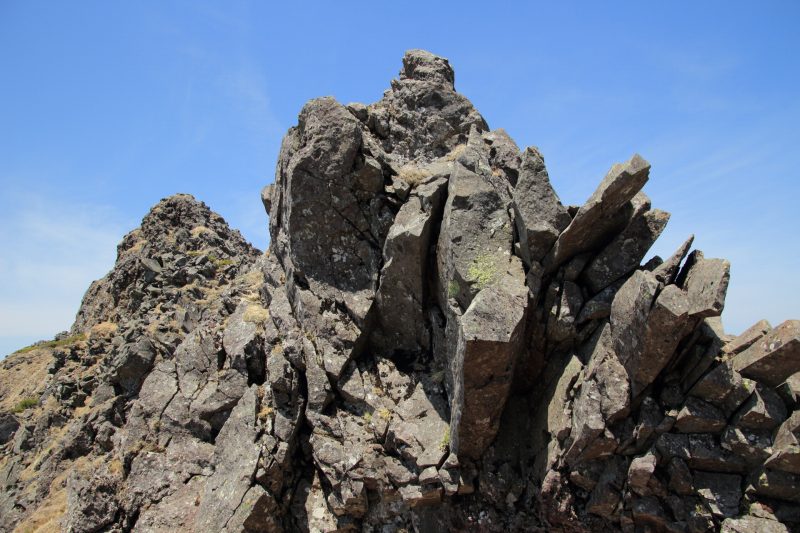 三叉峰手前の岩