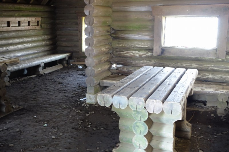 1047_避難小屋の内部