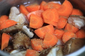 椎茸とわらびの煮物_工程2