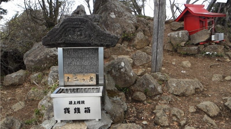 十二ヶ岳山頂の祠