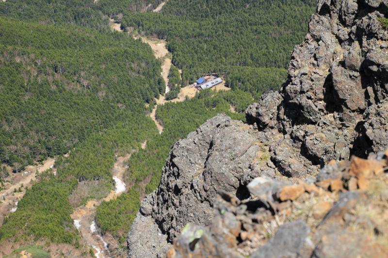 赤岳山頂からみた行者小屋