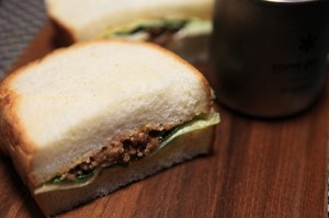 梅そぼろのスイートチリサンドイッチ