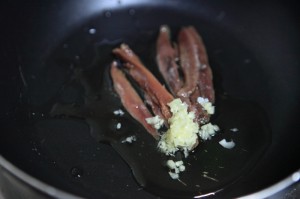 大葉とトマトとアンチョビのパスタ_工程3