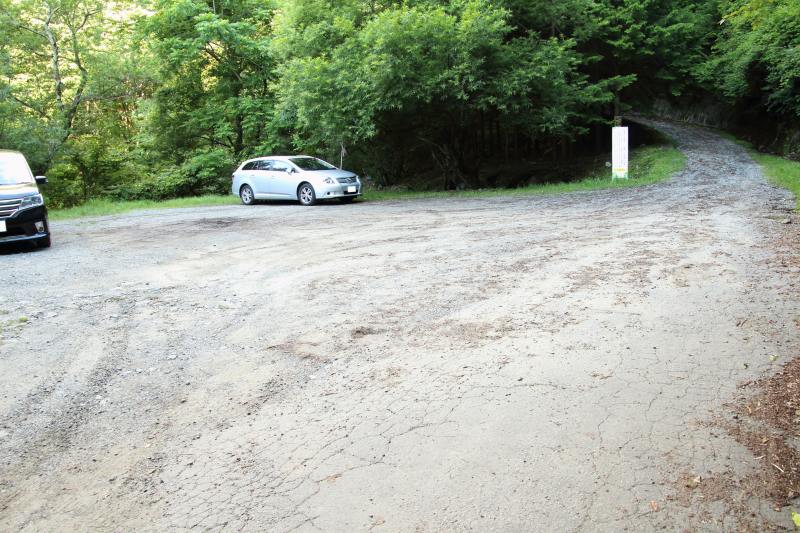 乾徳神社の先の駐車場