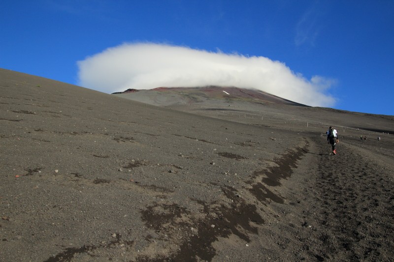 雲に覆われる山頂