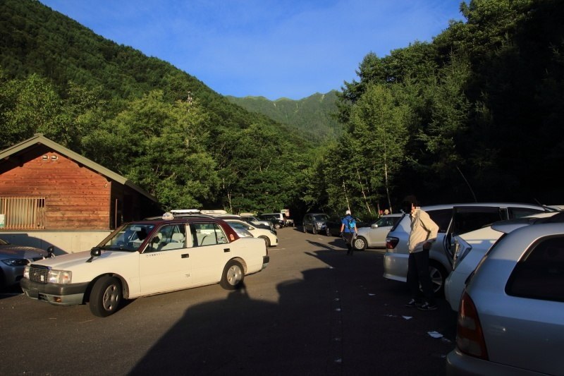 三股登山口駐車場