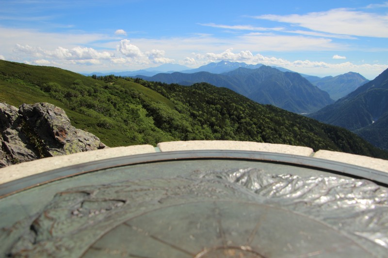 展望指示盤と御嶽山、乗鞍岳