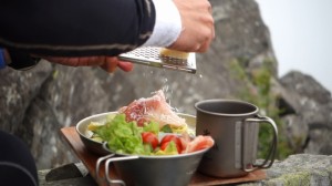 アボカドのクリームパスタ生ハム和え in 乾徳山_工程7_パルミジャーノ・レッジャーノ