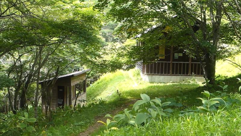 ほこら小屋とトイレe