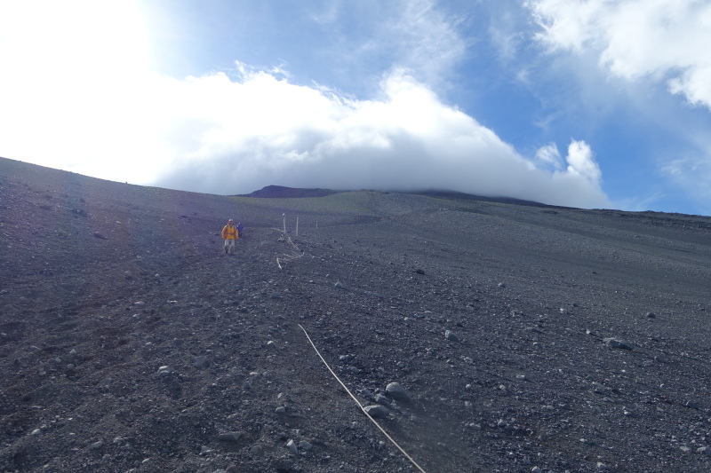 下山道から見上げる山頂