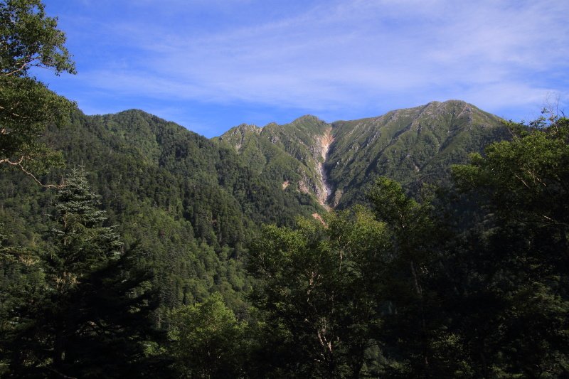登山道から見えてきた常念岳